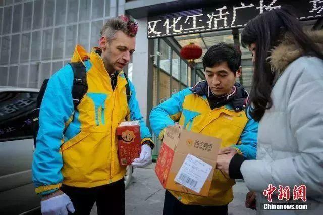 so warm! foreign volunteers to serve travelers during cny!