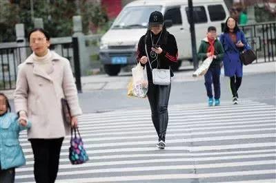 warning! fines for crossing road in china!