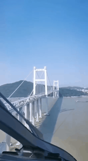 terrifying moment! bridge in china shakes up & down like waves!