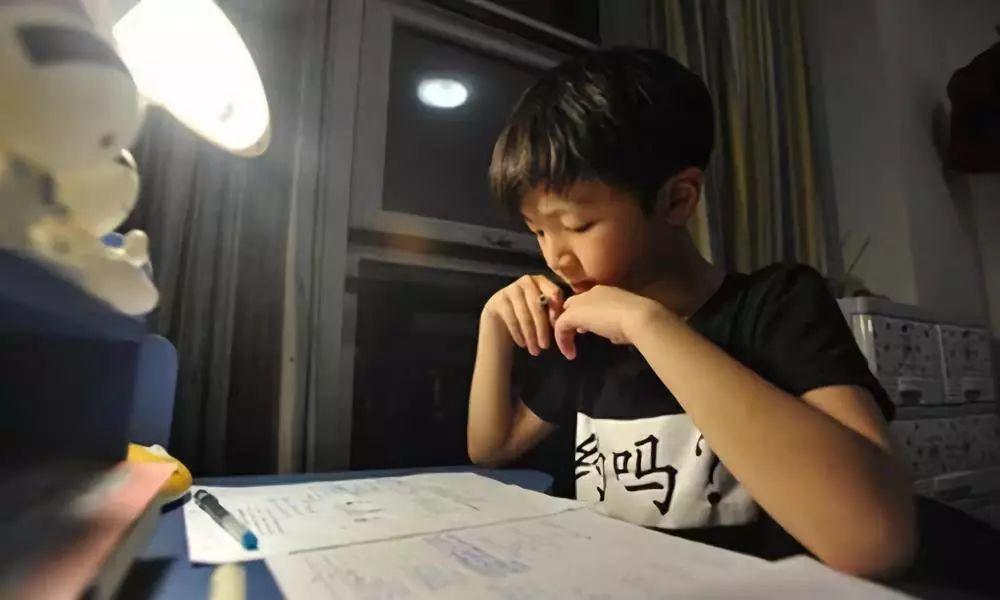 chinese boy calls police to complain his mom! what happened?