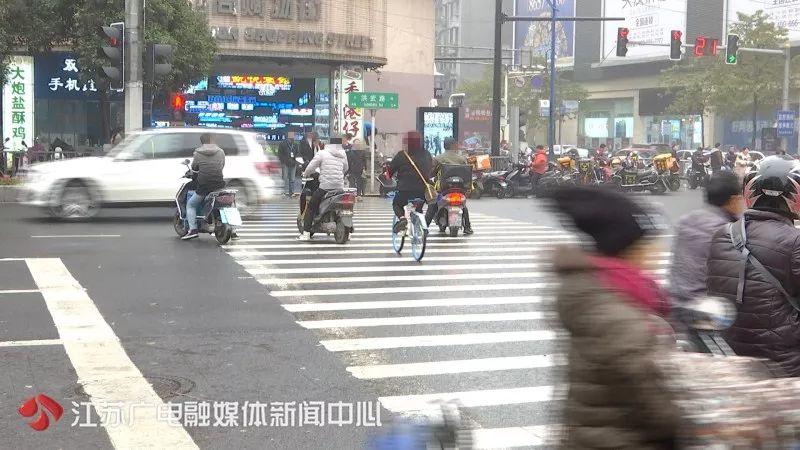 woman fined ￥200,000 for playing phone when cross the road!
